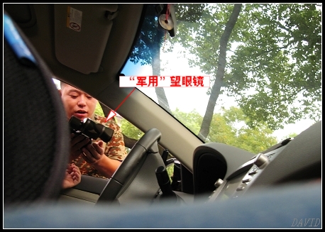呂某正在在昌平區(qū)銷售假軍用望遠(yuǎn)鏡