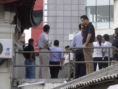 有人想跳樓，還往樓下撒錢